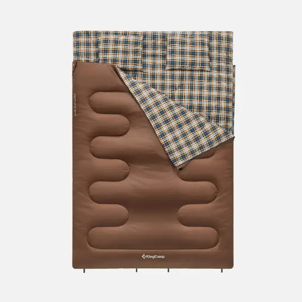 Zur Kategorie Schlafsäcke: Brauner, gesteppter Doppelschlafsack mit aufgeschlagener kariert gemusterter Innenseite, KingCamp-Logo sichtbar.
