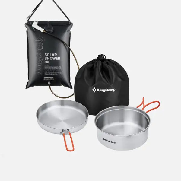 Zur Kategorie Campingzubehör: Campingzubehör-Set von KingCamp mit Solardusche, schwarzem Packsack sowie zwei silbernen Kochgeschirrtöpfen mit roten Griffen.