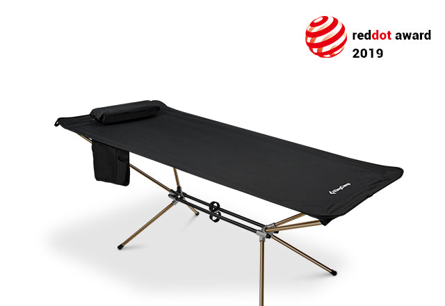 Schwarze Campingliege von KingCamp mit Kopfstütze und Seitentasche, ausgezeichnet mit dem Red Dot Award 2019.