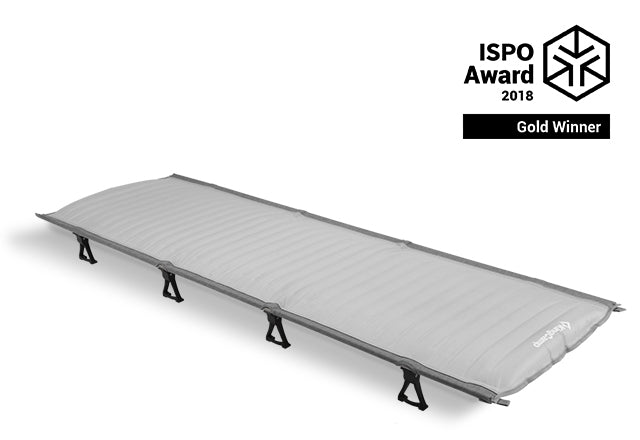 Graue, aufblasbare Campingmatte mit integriertem Gestell von KingCamp, ausgezeichnet mit dem ISPO Gold Award 2018.